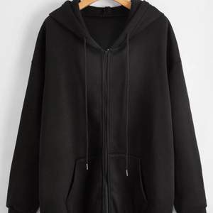 hoodien är i storleken XS och är oversized. Hoodien är i bra skick💖 den är köpt för 180kr och jag säljer den för 69kr. (Köpare står för frakt). 