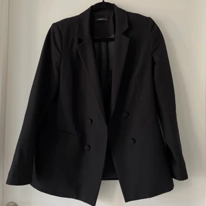 Kavaj  - En svart kavaj från Trendyol i storlek 36!