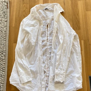 Oversized vit skjorta - Halvt öppen rygg, använd en gång