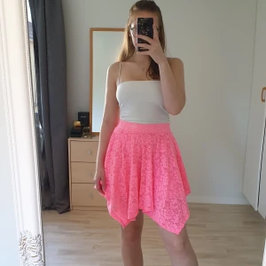 Rosa spetskjol - Rosa spetskjol som har väldigt fin passform och kjolen "flowar" fint när man går och snurrar. Det är egentligen storlek 170, men passar perfekt XS/S. Använd någon få gång