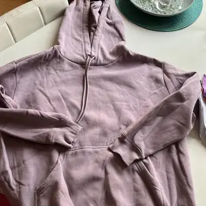 lila hoodie, aldrig använd storlek L