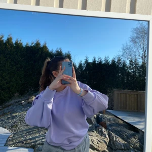 Lila tröja  - Säljer denna lila fina tröjan då jag inte använder den. Använt den ungefär 3-4 gånger. Den har en liten liten rosa fläck men den syns knappt. Annars super söt tröja som är väldigt fin att ha på sommaren💜 priset går att diskutera 