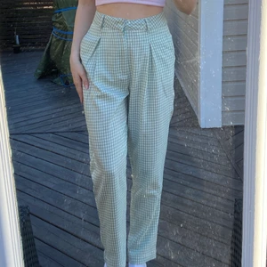 Grönrutiga byxor - Köpta från asos. Väldigt bekväma men säljer då de är lite för små. Köparen står för frakt❣️