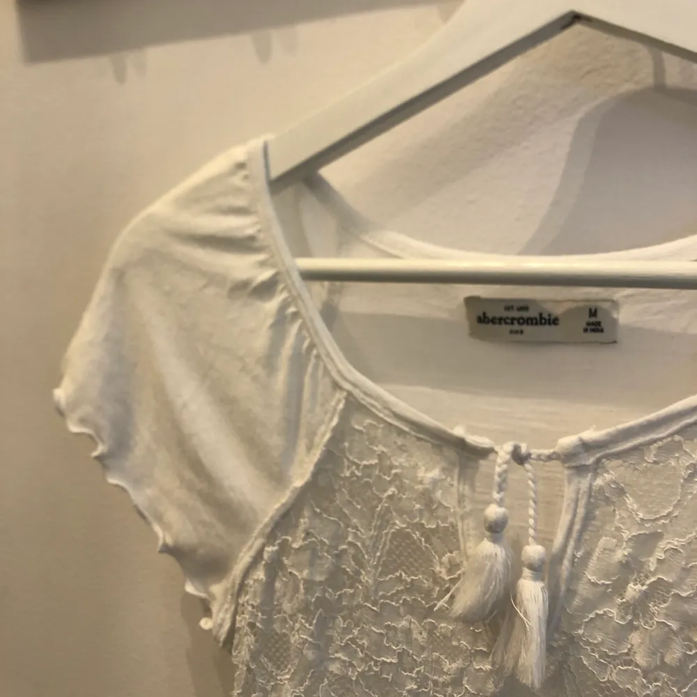 En vit tröja som jag inte använder för att de är spets vid brösten därför så ser man igenom men det finns säkert någon där ute som skulle vilja ha den så jag säljer den nu (skriv för fler bilder)💐🎂. T-shirts.