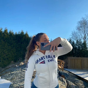 Marstrand tröja - Säljer denna vita marstrands tröja nu för den inte kommer till användning längre, använd några gånger men inga trådar lösa eller skador på tröjan. Ny pris 400 och priset går att diskutera, köparen står för frakten🥰