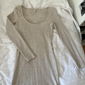 Så fin beige ny ribbad tajt klänning, S - Så fin beige / grå ribbad tajt klänning! Slutar vid mitten av låren, storlek S från Nelly! Endast använd fåtal timmar en gång. Så fin och skönt material! Frakt 52kr😍