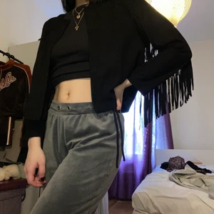 Äkta läder Jacka med Fransar från Mango  - Säljer denna fransiga jacka i äkta läder,  då den ej kommer till användning 💕 Perfekt för kalla sommarkvällar. 