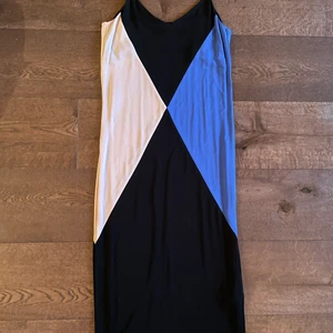 Snygg klänning från & Other Stories - Oanvänd klänning, sjukt snygg men tyvärr inte fått användning för den! 