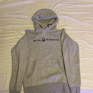 Sailracing Hoodie - Sällar min sailracing Hoodie då den är för liten en grå hoodie som är knappt använd är i nyskick