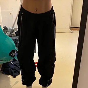 Sportbyxor - As nice sportiga byxor. Säljer för att dem va lite stora❣️.             Polyester tyg.