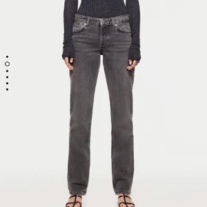 Grå lågmidjade zara jeans - Säljer de populära lågmidjade zara jeansen. Jeansen är i storlek 36. De har ett litet hål vid sömmen, se bild, men det är inget man märker. Verkligen så snygga!💞 skriv för fler bilder🥰