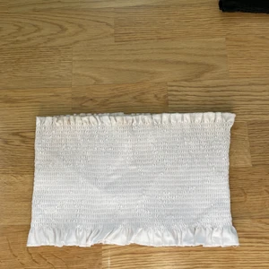 Vit topp från ginatricot.  - toppen är använd få gånger. I storlek s. 