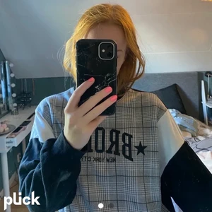 Sweatshirt💖 - Säljer min nästan helt oanvända collegetröja då den nt längre kmr till användning💖 Tröjan är i storlek S men skulle säga att den är mer som en M eftersom den är oversized!!! den är i ett jättebra skick🥰!! köparen står för frakten🙌🏼 