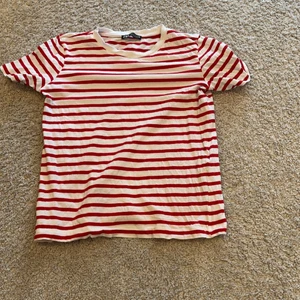 ❤️röd randig t-shirt❤️ - ❤️Säljer denna röda randiga t-shirten.den är i storlek s.Andvänt väldigt få gånger❤️
