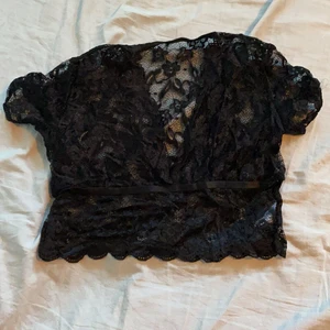 Svarta spets tröja från shein  - Aldrig använt! Svart spets tröja från shein som är lite kortare som man kan se.❤️