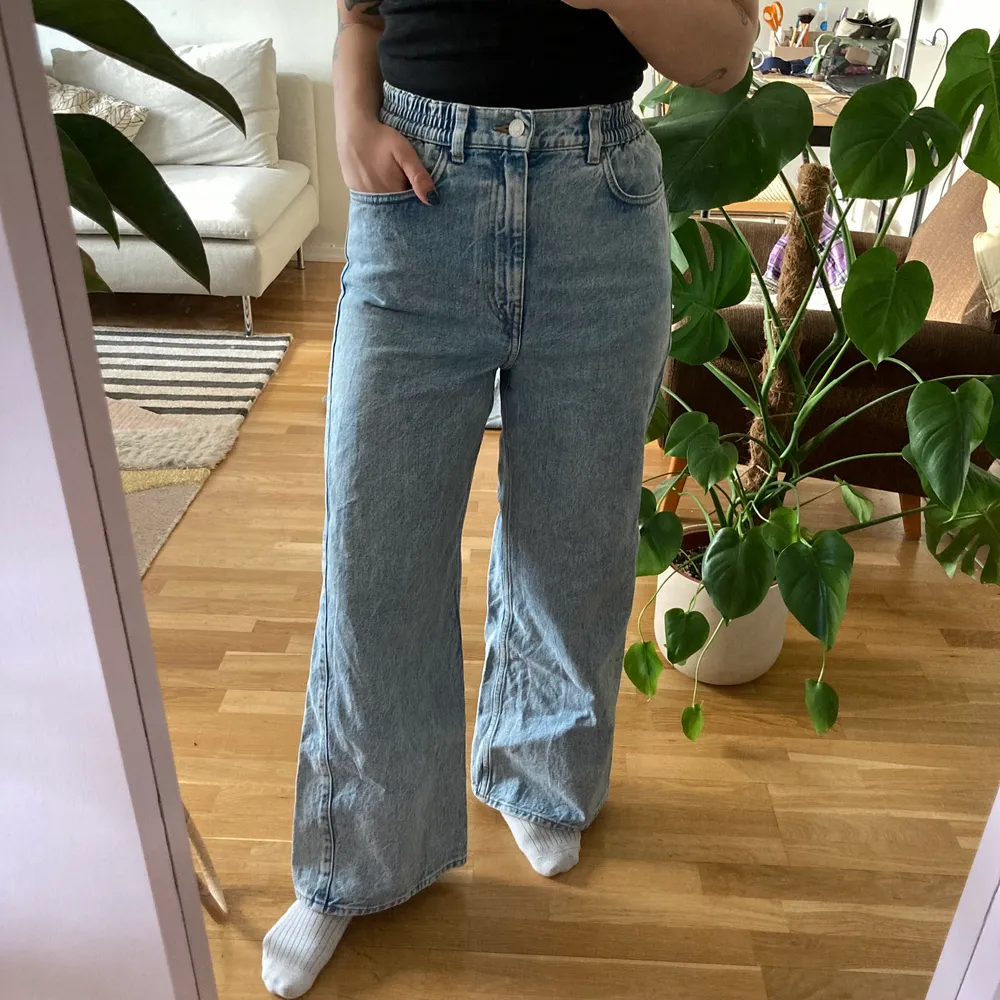 Jeans i modellen ”Linear” från Weekday. Beställde både 34 och 36 men slutade med att jag aldrig använde dem… jag har alltså två par! Resår i midjan så de är väldigt bekväma att ha på sig 💙🦋. Jeans & Byxor.