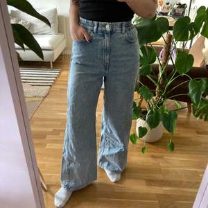Jeans i modellen ”Linear” från Weekday. Beställde både 34 och 36 men slutade med att jag aldrig använde dem… jag har alltså två par! Resår i midjan så de är väldigt bekväma att ha på sig 💙🦋
