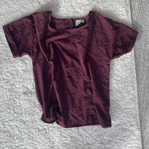 Blus från ICHI - Fin blus men lös passform från ICHI! Köpare står för fraktkostnad