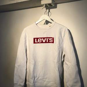 Säljer en snygg Levi’s sweatshirt i storlek medium. Knappt använd och i väldigt bra skick. Skriv för mer info eller bilder!  