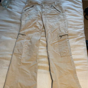 Cargo byxor - Super coola cargo byxor med massa kedjor och fickor! Tycker de är tuffa och snygga då de är vida i ändorna! Lite små för min smak men super snygga och cool! OBS: om man inte vet vad storlek 6 är skulle jag säga att dessa är typ en S eller 36