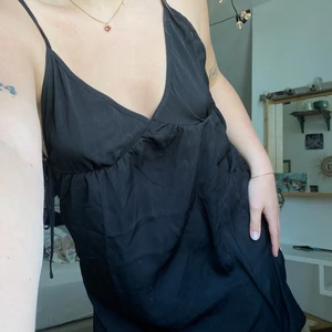Siden klänning - Svart klänning med knyten i sidorna ifrån H&M💛 storlek 36 och säljer för 170❤️