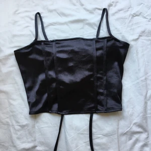 Satin topp nyår - Världens finaste satin topp med knytning i ryggen som passar perfekt till nyår, endast använd en gång så i jättefint skick. Den är köpt på hm men tror den är slutsåld på hemsidan.