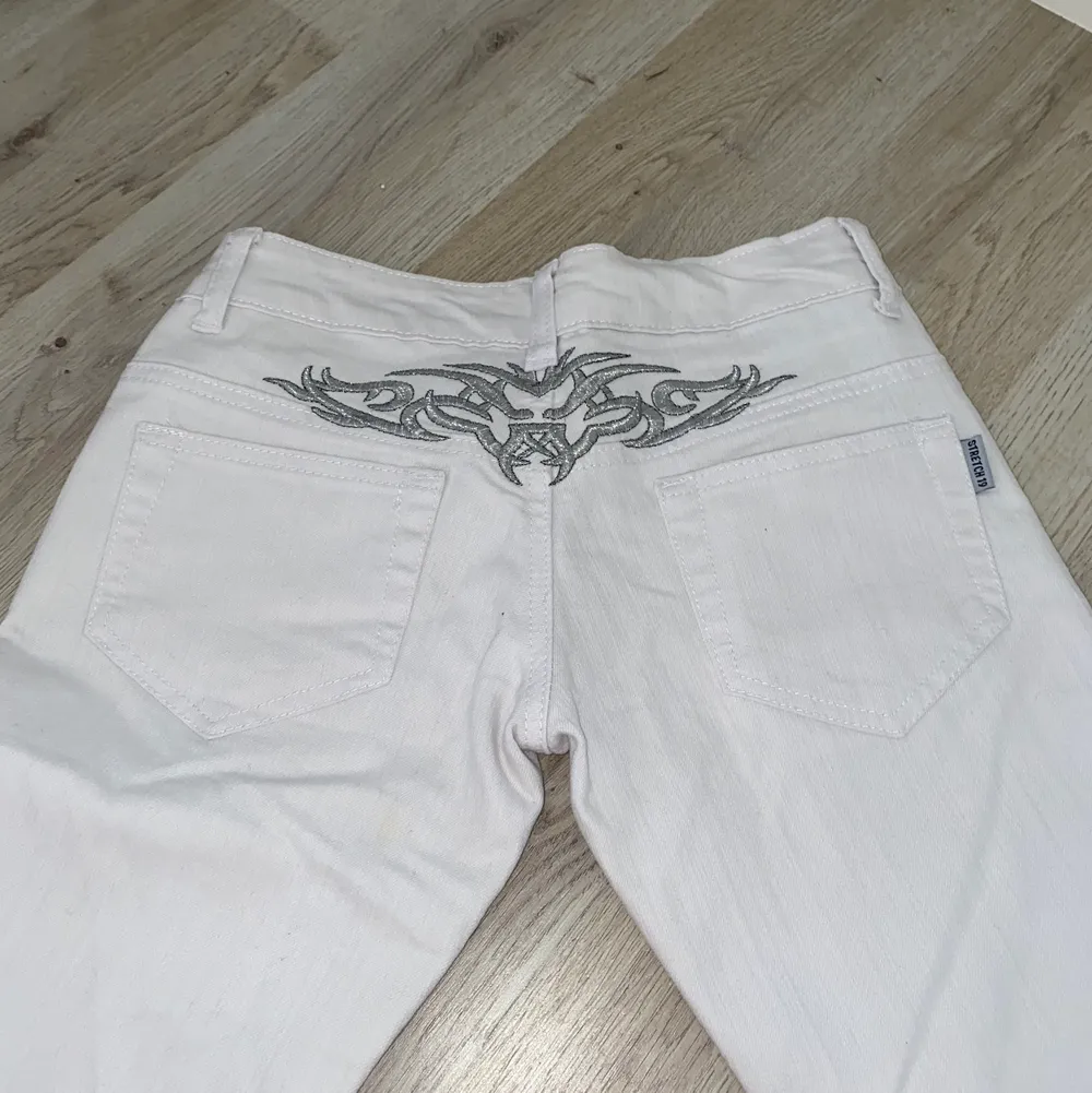vita low waist från 2000-talet nästan oanvända, har en liten fläck på låret (bild 3) . Jeans & Byxor.