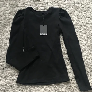 Tröja  - Söt tröja med puffarm 😍 jättefin men var tyvärr lite stor på mig,❤️