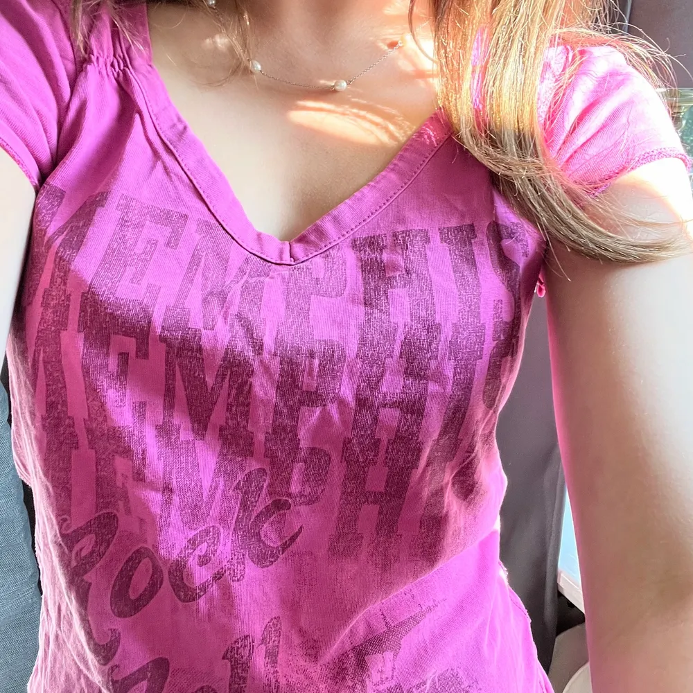 rosa t-shirt i stl S men passar även en XS, skriv om ni undrar något💗  ❗️tryck ej på köp direkt❗️kontakta mig först.. T-shirts.