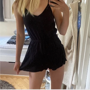 V ringad klänning - Svart söt klänning med inbyggda shorts. 💓Väldigt skön men säljer för att den är för liten 😭 (vilket man nog ser på bilderna). Var en likadan i ljusgrå färg, kontakta för bilder! 💓 frakt tillkommer 😻