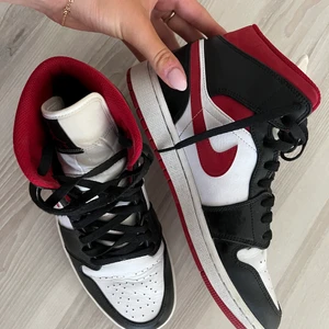 Nike Air Jordan 1 Mid - Säljer dessa skor då de ej kommer till användning längre. De är i storlek 42 1/2 och i ett mycket bra skick som man ser på bilderna. De är även äkta, kartong medföljer om man önskar. Frakten delas på och pris kan diskuteras vid snabb affär. Nypris 1900. 