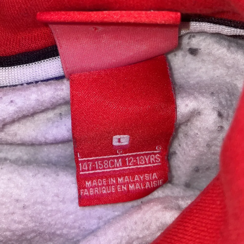 Nike air hoodie som är väl använd och därmed har små fläckar under Nike märket men det borde gå att ta bort med något typ av medel. Storlek 147/158 12-13 år  Skick 7-10 Köparen står för 🚚📦. Hoodies.
