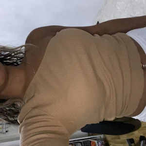 Oneshoulder beige topp - Ginatricot Storlek S 