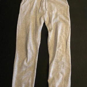 gråa mjukisbyxor  - Dessa mjukisbyxor är extremt fina och sköna men tyvärr för små för mig. Älskade dessa ända tills de blev för tighta för mig/för korta. Storlek xxs. Midjemåttet är 29 tvärs över  och innerbenslängden är 58  ytterbenslängden är 90 cm. Priset är ink frakt 💗❤️