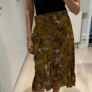 Twist & Tango kjol - En supermjuk kjol som har silkeskänsla från Twist & Tango i storlek 34🧡 Aldrig använd!