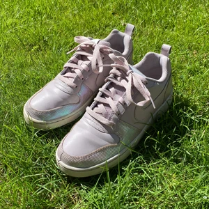 Adidas sneakers - Säljes dessa skor från Adidas! Knappt använda. Storlek 38,5.