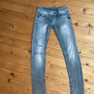 Märkes jeans, lågmidjade, skinny och håliga storlek 27/32 