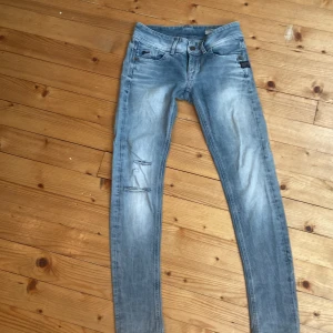 Lågmidjade skinny märkes jeans - Märkes jeans, lågmidjade, skinny och håliga storlek 27/32 
