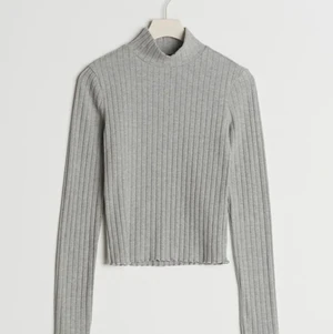 Grå tröja från Gina Tricot - Fin grå tröja som nu är slutsåld på både nätet och i butik. Använd fyra gånger och är som ny. Den är i storlek XS och passar perfekt för mig som är 160 cm lång. Köpt för 229 kr och säljer nu för 129 kr. (Köparen står för frakten) 