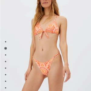 Bikini - Säljer denna super fina bikini från strandivarius. Storlek S på både under och överdel. Helt oanvänd med lappar på 🫶🏼