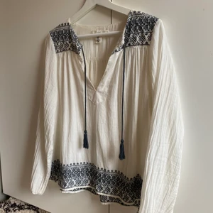 blus  - Super snygg blus perfekt till sommaren som inte kommer till användning längre, båda bilderna är mina men skriv privat för fler bilder eller information. Köparen står för frakten💕💕