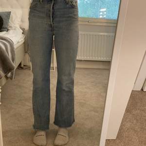 Lägger ut igen på grund av oseriösa köpare. Ett par ljusblåa Levis jeans som tyvärr inte säljs längre. Modellen heter Ribcage Crop Flare. Byxorna ser som nya ut då jag inte har andvänd dom så mycket.