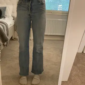 Lägger ut igen på grund av oseriösa köpare. Ett par ljusblåa Levis jeans som tyvärr inte säljs längre. Modellen heter Ribcage Crop Flare. Byxorna ser som nya ut då jag inte har andvänd dom så mycket.