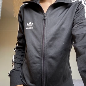 Adidas zip-up  - Adidas zip-up med en liten ligga fram och en stor logga bak. Tvättas i 30°C. ✨