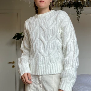 Stickad tröja - H&M divided - En vit stickad tröja från H&M divided i storlek Xs. Tvättas i 40°C. ✨