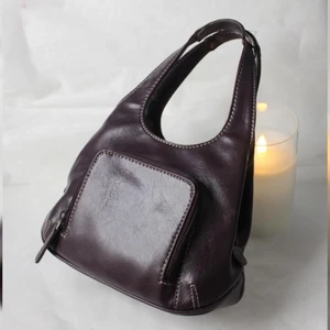 Vintage mini läder handväska  - Vintage lila mini läder handväska från Nine West 👜  Det har skavts bort lite på bandet annars i mycket god skick!🌸  Pris: 250 kr Köparen står för frakten  