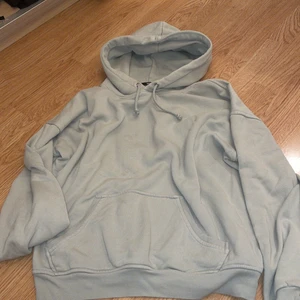 Ljusgrön hoodie bikbok - Köpte för 2 år sedan men inte använd så mycket och tycker att den blivit för liten,denna finns inte längre kvar på hemsida tyvärr så kan inte köpa en ny💞Köptes för 299kr