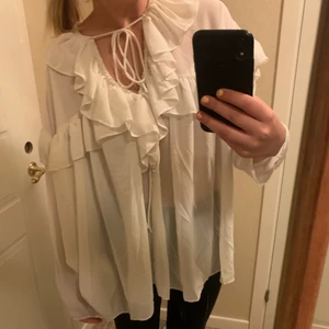 Blus från hm strl s - Säljer denna snygga volangblus från hm i strl s! Sjukt gullig och lätt att stylea💕💕 strl s