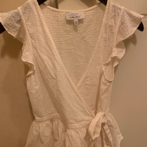 Blus other stories strl 34 - Säljer denna fina topp från &other stories i strl 34🙏🙏