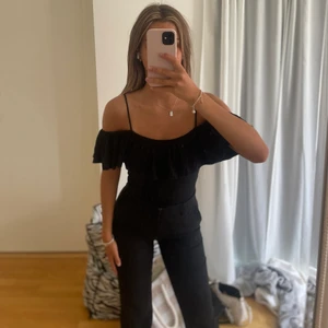 SVART BODY FRÅN H&M - Svart body från H&M. Köpt för längesedan då det var min mammas innan jag fick den. Men ändå i super fint skick. 90krk+frakt. Säljer även byxorna så hela outfiten för 250kr+ frakt 🖤🖤🖤 Storlek 36 på bodyn 🖤